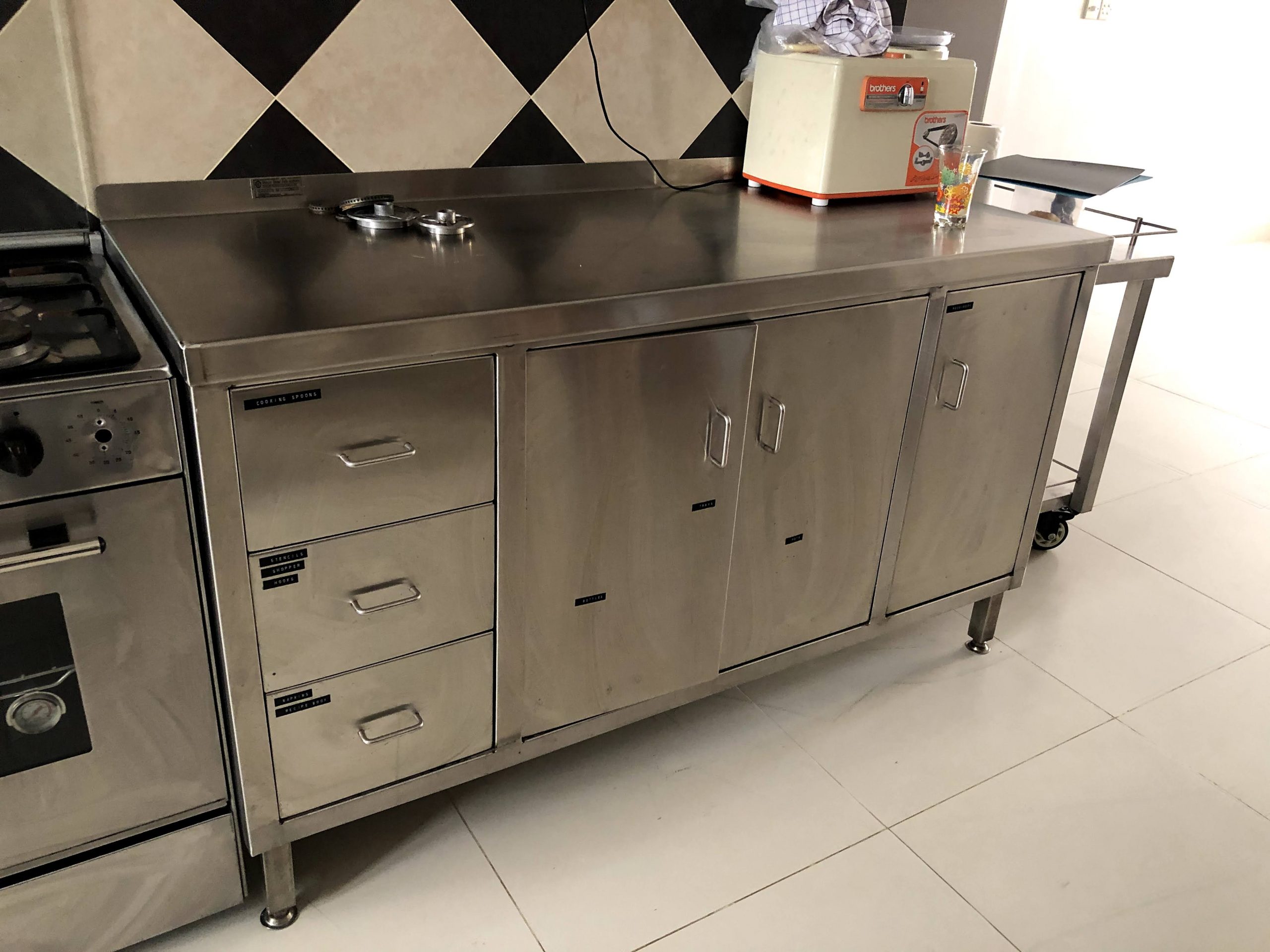 Counter with 4 drawers and flap doors — photo 2 of 4