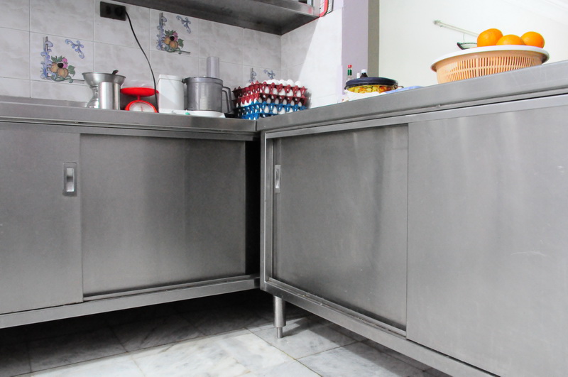 Counter with sliding doors — photo 3 of 5